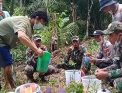 Senang, Warga Ini Sediakan Makanan dan Minum Untuk Satgas TMMD Regtas Ke 111 Kodim 1202/Skw
