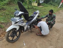 Putus Rantai, Satgas TMMD Regtas Ke 111 Kodim 1202/Skw Bantu Perbaiki Motor Warga