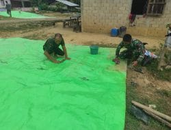 Satgas TMMD Regtas Ke 111 Kodim 1202/Skw Sedang Membersikan Terpal Setelah Di Pakai