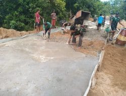 Warga Ikut Bantu Pengecoran Jalan Rabat Beton Satgas TMMD Ke-111 Kodim 1202/Singkawang