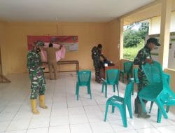 Anggota Satgas TMMD Bersihkan Aula Desa Sentangau Jaya