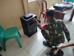 Anggota Satgas TMMD Ke 111 Kodim 1202/Skw Perbaiki Sound System Perangkat Desa