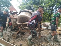 Anggota satgas kompak dalam pemindahan mesin molen