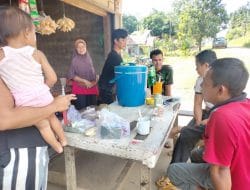 Anggota Satgas TMMD Komsos Dengan Warga