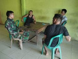 Kegiatan Komsos Anggota Satgas TMMD Ke-111 Kodim 1202/Skw Dengan Warga Dusun Trimulya