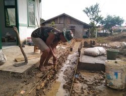 Anggota satgas TMMD pasang tali pengukur pembuatan parit puskesmas pembantu