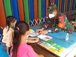 Dansatgas TMMD Regtas Ke 111 Kodim 1202/Skw Mengajari Anak-Anak Belajar