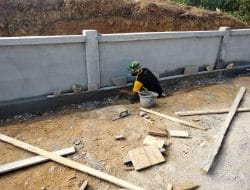 Anggota satgas TMMD hampir selesaikan pembangunan pagar gereja