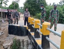 Tim Peliput Melaksanakan Peliputan di Jembatan