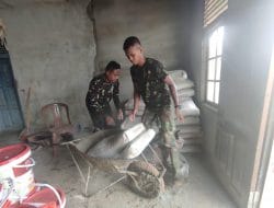 Keluarkan Material Semen Dari Gudang Oleh Anggota Satgas TMMD ke-111 Kodim 1202/Singkawang