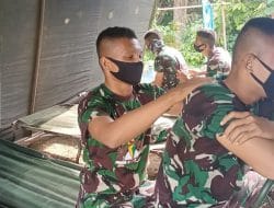 Kebersamaan Terjalin Saat Satgas Istirahat di Barak