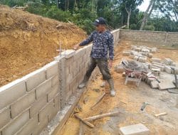 Pemasangan Batako Pagar Gereja Oleh Anggota Satgas TMMD Ke-111 Kodim 1202/Singkawang