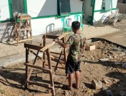Anggota Satgas Membuat Tangga Untuk Pengecatan Pustu