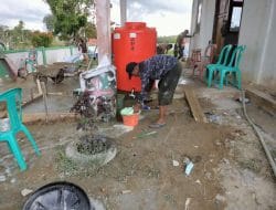 Anggota Satgas Membersihkan Peralatan Yang Habis Digunakan