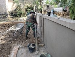 Anggota satgas TMMD terus gencar membagun dalam pelasteran pagar puskesmas pembantu