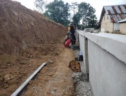 Plester Dinding Pagar Gereja Oleh Satgas TMMD Ke-111 Kodim 1202/Singkawang