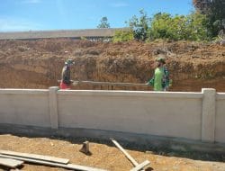 Anggota Satgas TMMD Angkut Material