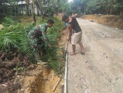 Warga dan Anggota Satgas TMMD Ke-111 Melepaskan Papan Mal Jalan Rabat beton