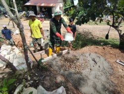 Anggota Satgas TMMD Membantu Warga Mengecor Anak Tangga Milik Warga