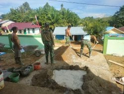 Kekompakan Anggota Satgas TMMD Mengaduk Semen