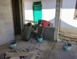 Anggota satgas TMMD kompak pelaster teras wc