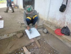 Semangat Anggota Satgas TMMD Ke-111 Kodim 1202/Singkawang Dalam Pemotongan Keramik