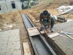 Membuat Jembatan Depan Pustu Oleh Satgas TMMD Ke-111 Kodim 1202/Singkawang