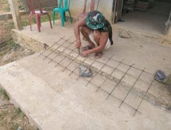 Anggota satgas TMMD rangkai besi untuk pembuatan jembatan depn puskesmas pembantu