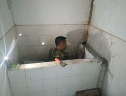 Anggota satgas TMMD Ke 111 Kodim 1202/Skw Pasang Tehel Bak WC Puskesmas Pembantu