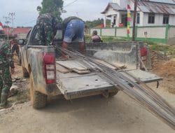 Anggota Satgas TMMD Langsir Material Dengan Mobil Dinas