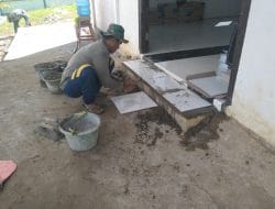 Anggota Satgas TMMD Pasang Keramik Lantai Gereja St Kristoforus