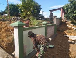 Satgas TMMD Ke-111 Kodim 1202/Singkawang Bersama Warga Cat Pagar Pustu