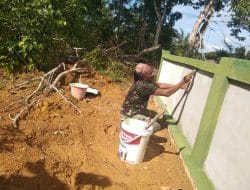 Satgas TMMD Ke 111 Kodim 1202/Singkawang Bersama Warga Cat Pagar Gereja Santo Kristoforus