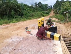 Prajurit TMMD lakukan pengecatan jembatan