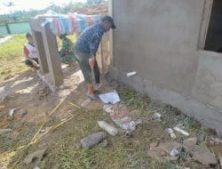 Anggota Satgas Mengecek Pipa Saluran Pembuangan