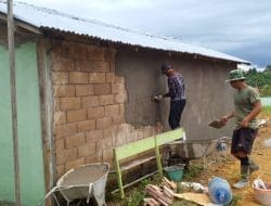 Plester Dinding MCK Gereja Katolik Oleh Satgas TMMD Ke-111 Kodim 1202/Skw