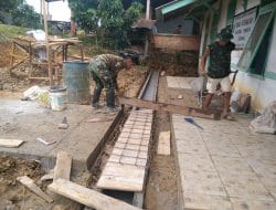 Anggota Satgas Pasang Papan Mal Untuk Pembuatan Jembatan Kecil