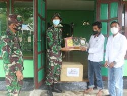 Penyerahan Bingkisan Dari Danrem 101/Antasari Oleh Dansatgas TMMD Ke-111 Kepada Pengurus TPA Al-Amin