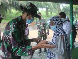 Tangis Bahagia Ibu Arbaiyah Terima Kunci Rumah Dari Dansatgas TMMD Ke-111