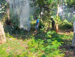 Ditengah Kesibukan Anggota Satgas TMMD Bantu Warga Bersihkan Rumput