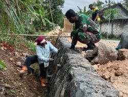Tim Satgas Bangun Parit Untuk Antisipasi Banjir di TMMD ke-111 Siwalan