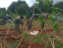 Anggota Satgas Cabut Singkong, Jalin Kedekatan Dengan Warga