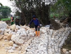 Satgas Dan Warga Kebut Pemasangan Batu Bronjong Sungai Tretek
