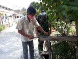 Serda Agus Bantu Potong Besi Warga Siwalan