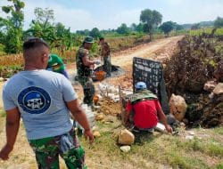 Pembuatan Prasasti TMMD Ke-111 Kodim 0817/Gresik Membuktikan Eratnya Kemanunggalan TNI Dengan Rakyatnya