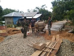 Anggota Satgas TMMD Siapkan Minyak Untuk Mesin Molen Sebelum Bekerja