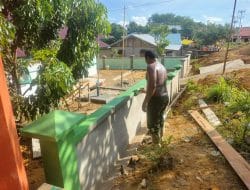 Pengecatan Pagar Pustu Oleh Anggota Satgas TMMD Ke-111 Kodim 1202/Singkawang