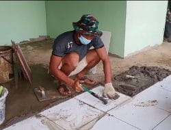 Anggota satgas TMMD pasang keramik lantai teras mck gereja Kristoforus