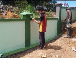 Masyarakat Bersama Satgas TMMD Regtas Ke 111 kodim 1202/Singkawang Cat Pagar Pustu