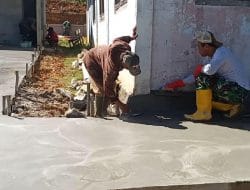 Anggota satgas TMMD di bantu warga membuat jalan rambat beton mck